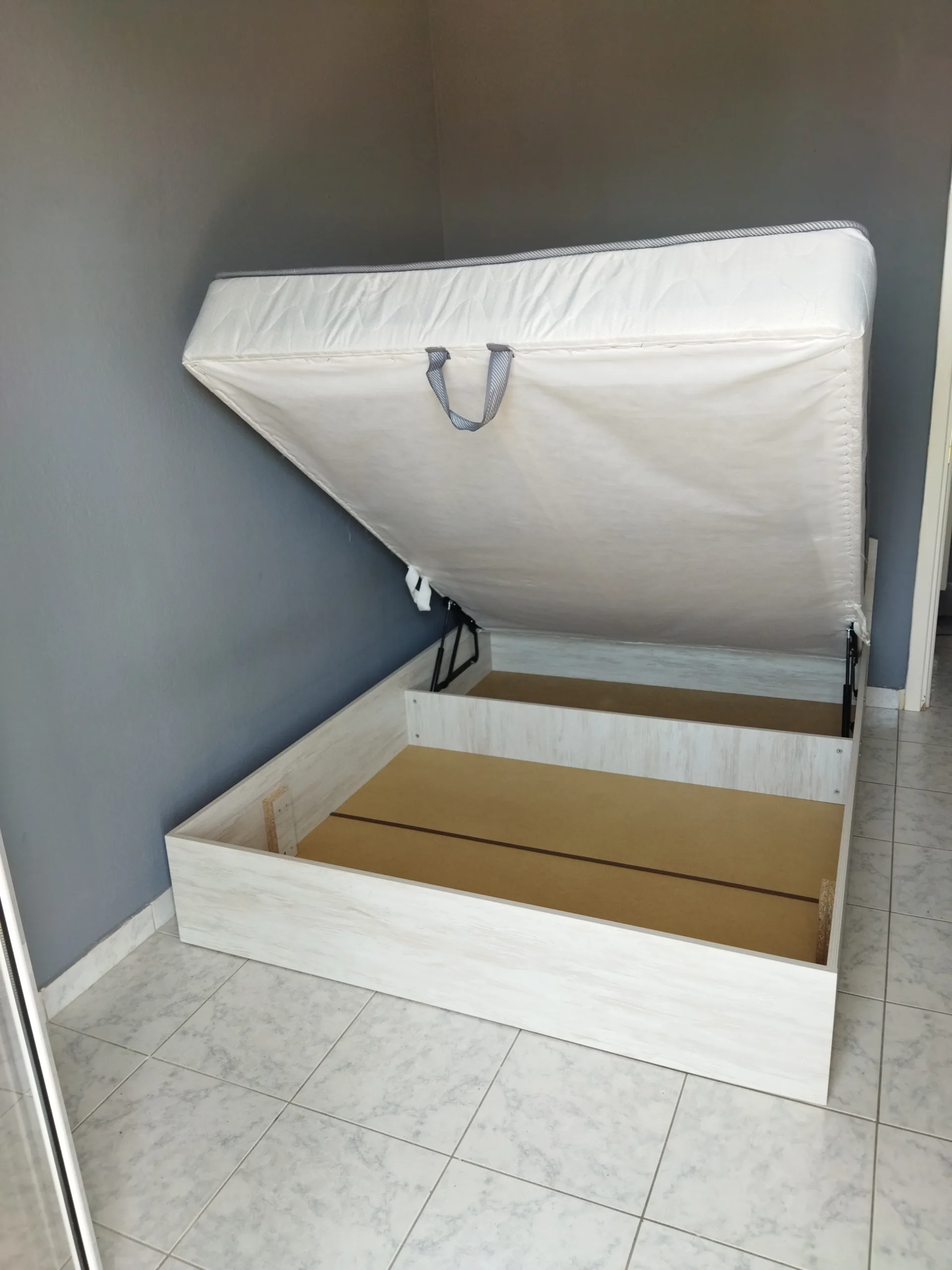 Κρεβάτι διπλό με αποθηκευτικό χώρο κ' στρώμα ρεθυμνο