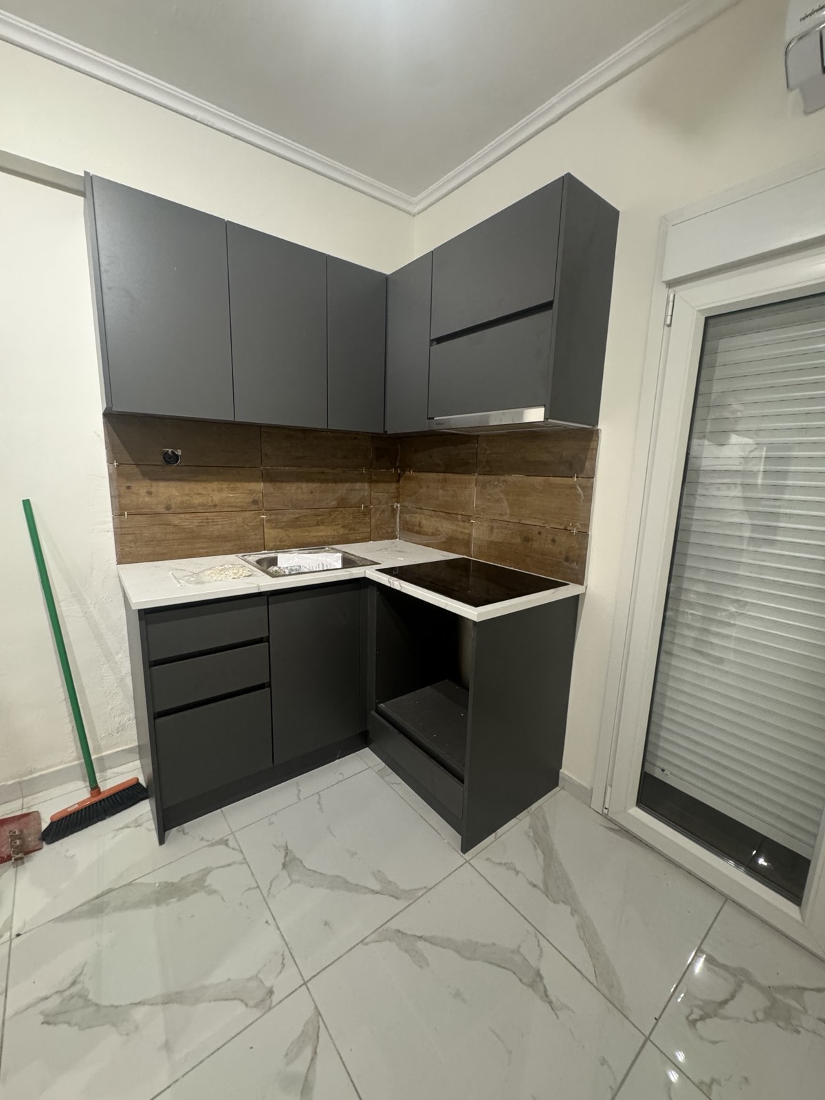 μικρη γωνιακη κουζινα